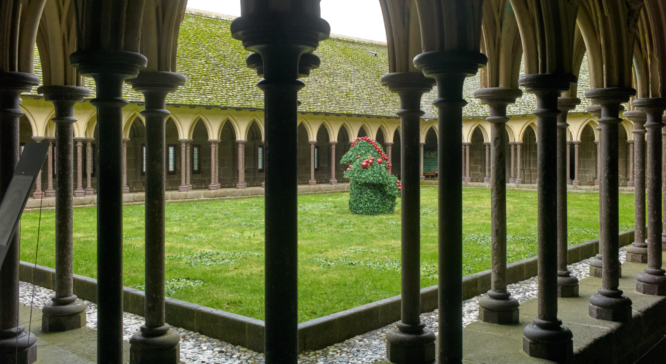 Abbaye médiévale avec cour et paysage champêtre